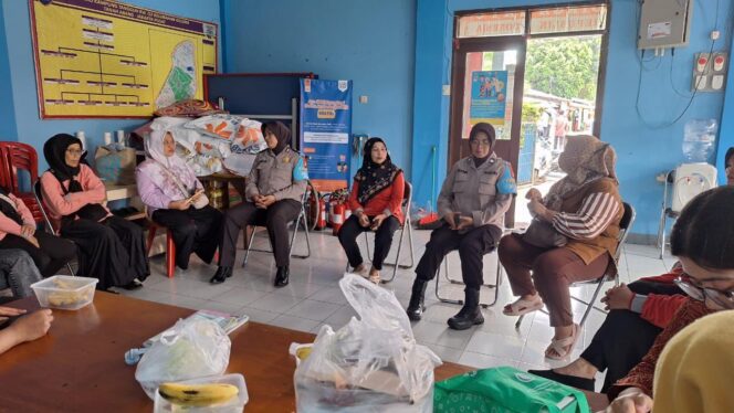 
					Polwan Jaga Jakarta, Sentuhan Humanis Polres Metro Jakpus Dekati Warga Tanah Abang