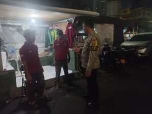 Bhabinkamtibmas Kebon Kacang Jaga Keamanan Lewat Sambang Pos Satkamling RW 11 Pastikan Situasi Kondusif