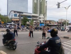 Kanit Lantas dan Anggota Polsek Metro Tanah Abang Lakukan Pengaturan Lalu Lintas Pagi Hari di Pejompongan Raya