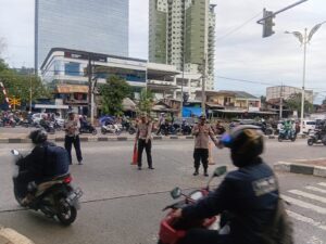 Kanit Lantas dan Anggota Polsek Metro Tanah Abang Lakukan Pengaturan Lalu Lintas Pagi Hari di Pejompongan Raya