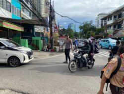 Polri Lakukan Pengaturan Lalu Lintas Pagi Hari di Pertigaan Jalan Mutiara Benhilp
