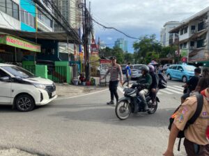 Polri Lakukan Pengaturan Lalu Lintas Pagi Hari di Pertigaan Jalan Mutiara Benhilp