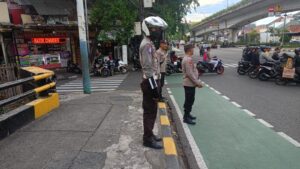 Polri Hadir di Tengah Masyarakat, Petugas Polsek Johar Baru Laksanakan Plotting Sore di Titik-titik Padat Lalin