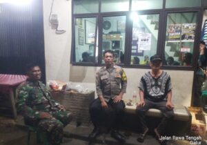 Berikan Rasa Aman Kepada Warga Binaannya, Bhabinkamtibmas dan Babinsa Galur Sambang Poskamling RW 06