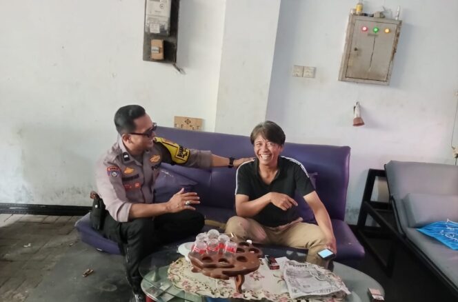 
					Patroli dan Door to Door, Bhabinkamtibmas Kampung Rawa Sambang Tokoh Masyarakat Lingkungan RW 07