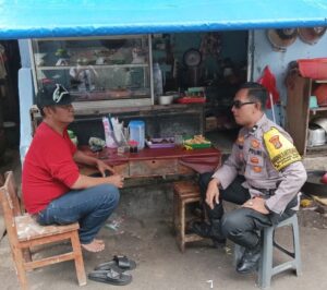 Bhabinkamtibmas Patroli dan Sambang Door to Door ke Tokoh Masyarakat Lingkungan RW 01 Kelurahan Kampung Rawa
