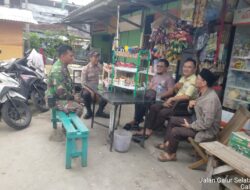 Pastikan Lingkungan Pasar Aman, Bhabinkamtibmas dan Babinsa Sambang Berikan Imbauan kepada Petugas Security