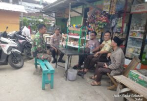Pastikan Lingkungan Pasar Aman, Bhabinkamtibmas dan Babinsa Sambang Berikan Imbauan kepada Petugas Security