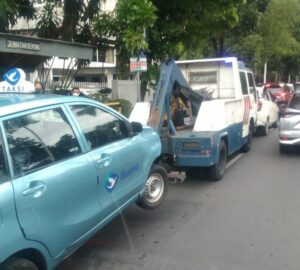 Taksi Hilang Kendali di Fly Over Cideng Timur, Dua Pemotor Terlibat Tabrakan Beruntun