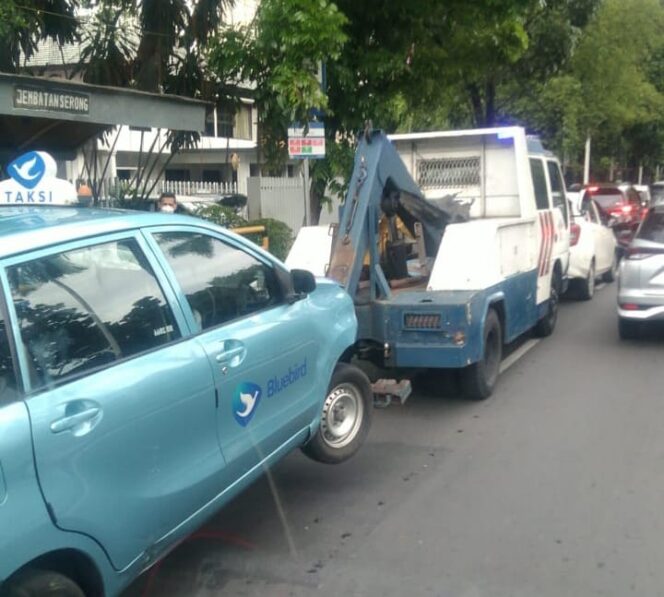 
					Taksi Hilang Kendali di Fly Over Cideng Timur, Dua Pemotor Terlibat Tabrakan Beruntun