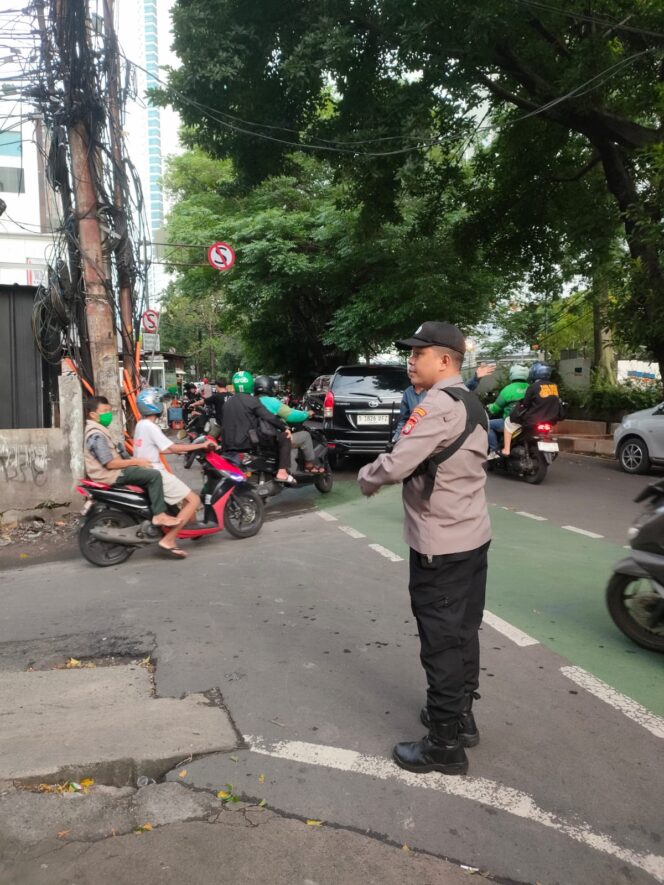 
					Patko 1051 Unit Samapta Lakukan Pengaturan Arus Lalu Lintas Sore di Jalan Kebon Kacang