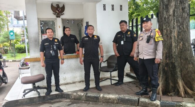 
					Bhabinkamtibmas Gondangdia Sambang Gedung BPN, Ajak Security Perkuat Keamanan Lingkungan