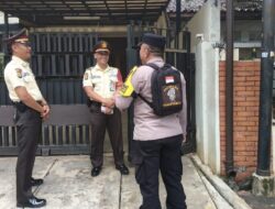 Sinergi Bhabinkamtibmas Gondangdia dan Petugas Keamanan Cegah Kriminalitas di Permukiman