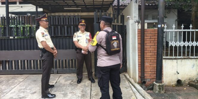 
					Sinergi Bhabinkamtibmas Gondangdia dan Petugas Keamanan Cegah Kriminalitas di Permukiman