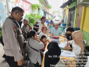 Ciptakan Masyarakat Sehat, Bhabinkamtibmas Dampingi Kegiatan Posyandu RW 07 Gunung Sahari Selatan