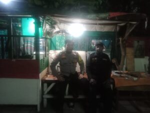 Sambang Malam Poskamling RW 06, Bhabinkamtibmas Tanah Tinggi Antisipasi Kejahatan dan Jaga Keamanan Warga