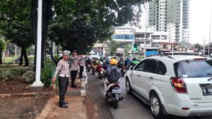 Antisipasi Kemacetan Sore Hari, Kanit Lantas dan Polsek Metro Tanah Abang Atur Lalin di TL Pejompongan