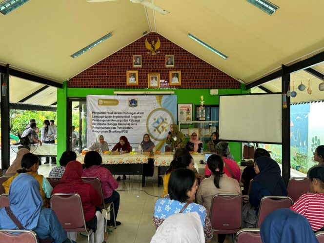 
					Polwan Jaga Jakarta Polres Metro Jakarta Pusat Sosialisasi Pencegahan Kekerasan terhadap Perempuan dan Anak di RPTRA Planet Senen