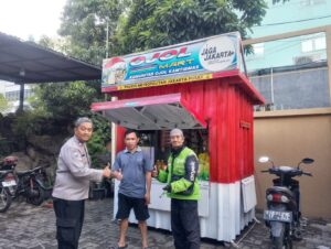 Ngopi Bareng Ojol, Bhabinkamtibmas Mangga Dua Selatan Ajak Warga Jaga Jakarta
