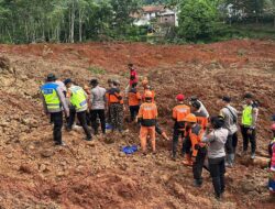 Polri Kerahkan 155 Personel, 4 Anjing Pelacak, dan Perkuat Operasi SAR Longsor Cibeunying 21 Warga Tertimbun