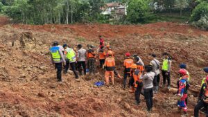 Polri Kerahkan 155 Personel, 4 Anjing Pelacak, dan Perkuat Operasi SAR Longsor Cibeunying 21 Warga Tertimbun