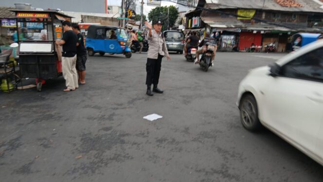 
					Petang Terkendali di Bendungan Jago: Polisi Sigap Atur Lalin dan Pantau Pelajar