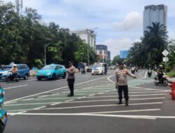 Polsek Metro Tanah Abang Gatur Padat Lalin Sore Hari di Pertigaan Karet