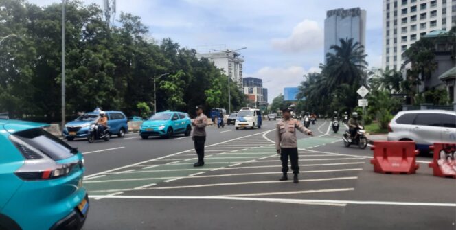 
					Polsek Metro Tanah Abang Gatur Padat Lalin Sore Hari di Pertigaan Karet