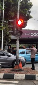 Jumat Sore Hari, Polsek Metro Tanah Abang Atur Lalin di TL Pejompongan