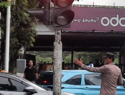 Jumat Sore Hari, Polsek Metro Tanah Abang Atur Lalin di TL Pejompongan