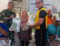 Sinergitas Tiga Pilar, Monitor Penyaluran 2.104 Karung Beras Bulog di Kampung Rawa