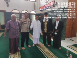 Jalin Silaturahmi, Kapolsubsektor Kayu Awet Turut Sholat Jumat di Masjid Izul Islam