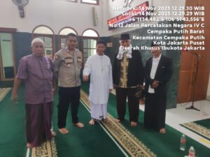 Jalin Silaturahmi, Kapolsubsektor Kayu Awet Turut Sholat Jumat di Masjid Izul Islam