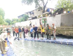 Sinergi Tiga Pilar, Warga dan Aparat Bersih-bersih Kali Sentiong di Johar Baru