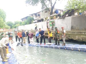 Sinergi Tiga Pilar, Warga dan Aparat Bersih-bersih Kali Sentiong di Johar Baru