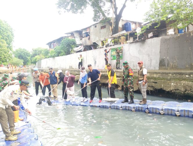 
					Sinergi Tiga Pilar, Warga dan Aparat Bersih-bersih Kali Sentiong di Johar Baru
