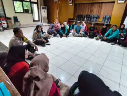 Polwan Jaga Jakarta Edukasi Ibu-Ibu Gondangdia Soal Keamanan Anak dan Perempuan