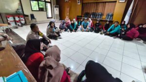 Polwan Jaga Jakarta Edukasi Ibu-Ibu Gondangdia Soal Keamanan Anak dan Perempuan