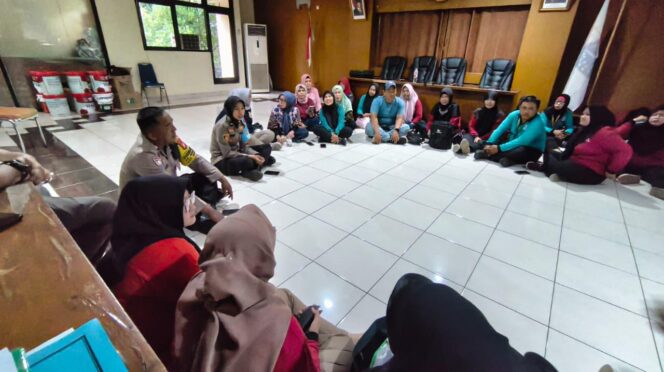 
					Polwan Jaga Jakarta Edukasi Ibu-Ibu Gondangdia Soal Keamanan Anak dan Perempuan