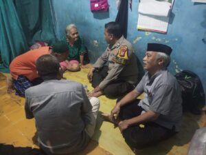 Bhabinkamtibmas Kerang Anyar Sambangi Korban Penipuan, Polri Tegaskan Komitmen Beri Perlindungan