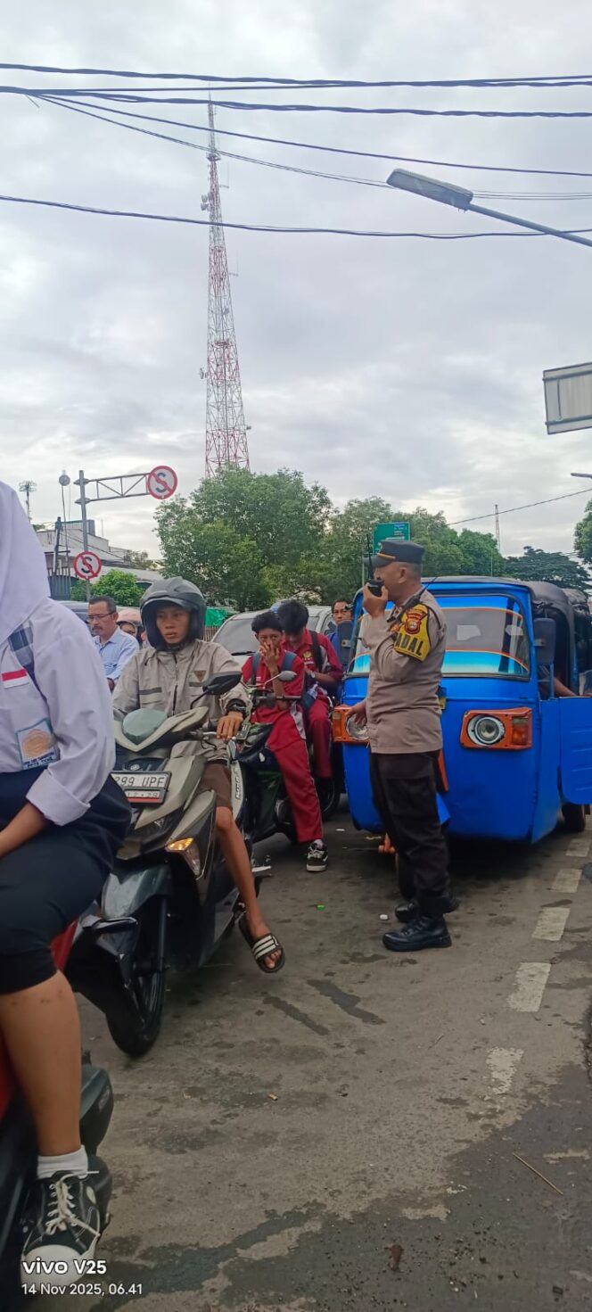 
					Pengamanan Pagi di Stasiun Kemayoran, Polisi Pastikan Mobilitas Warga Berjalan Lancar