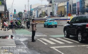 Pengaturan Lalin Sore di TL Kesehatan, Polisi Jaga Kelancaran Arus Kendaraan