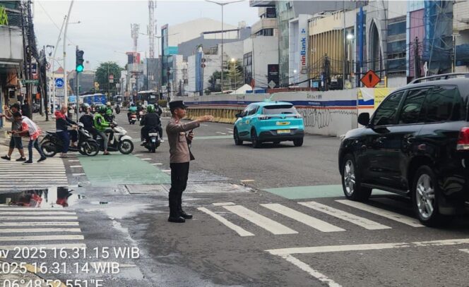 
					Pengaturan Lalin Sore di TL Kesehatan, Polisi Jaga Kelancaran Arus Kendaraan