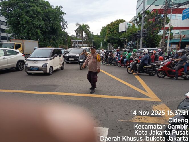 
					Pengaturan Lalu Lintas Sore di TL Caringin, Polisi Pastikan Arus Kendaraan Tetap Lancar