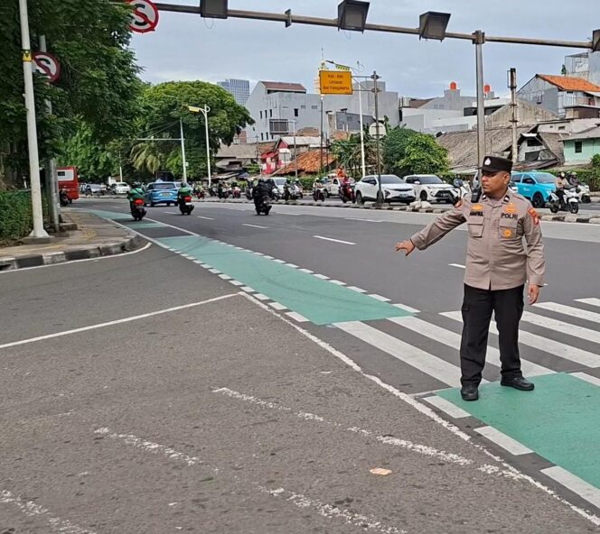 
					Patko 1011 Kawal Kelancaran Pagi di TL Biak, Kehadiran Polisi Disambut Warga