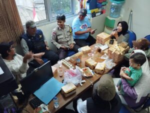 Bhabinkamtibmas Petojo Selatan Hadiri Rapat Koordinasi LMK, Perkuat Sinergi Keamanan Wilayah