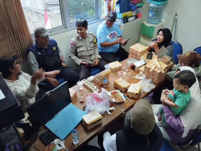 
					Bhabinkamtibmas Petojo Selatan Hadiri Rapat Koordinasi LMK, Perkuat Sinergi Keamanan Wilayah