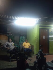 Bhabinkamtibmas Kebon Kelapa Sambangi Pos Kamling, Bangun Sinergi Keamanan Bersama Warga