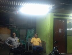 Bhabinkamtibmas Kebon Kelapa Sambangi Pos Kamling, Bangun Sinergi Keamanan Bersama Warga