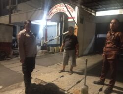 Bhabinkamtibmas Kebon Kelapa Intensifkan Sambang Malam, Bangun Rasa Aman Bersama Warga di Pos Kamling Juanda 1